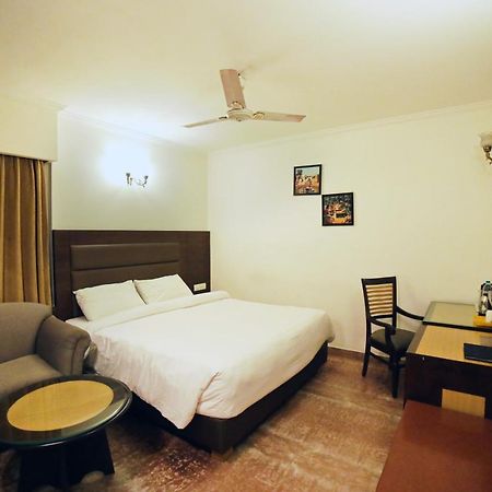 Hotel Meraden Grand Varanasi Exterior foto