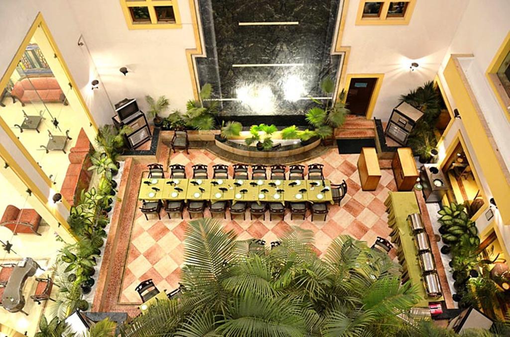 Hotel Meraden Grand Varanasi Exterior foto