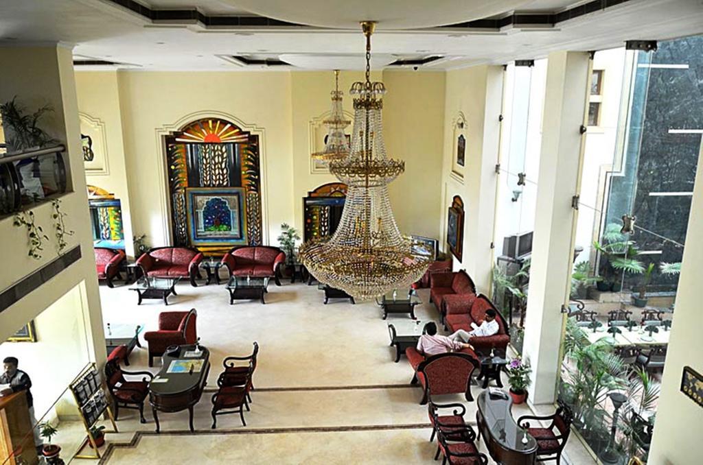 Hotel Meraden Grand Varanasi Exterior foto