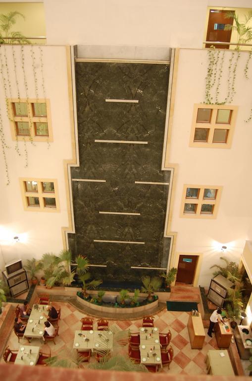 Hotel Meraden Grand Varanasi Exterior foto