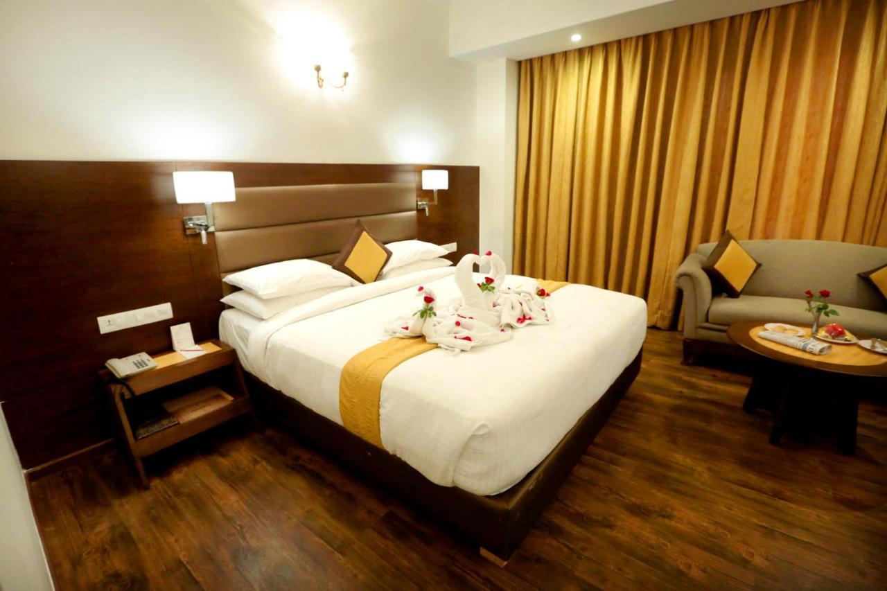 Hotel Meraden Grand Varanasi Exterior foto
