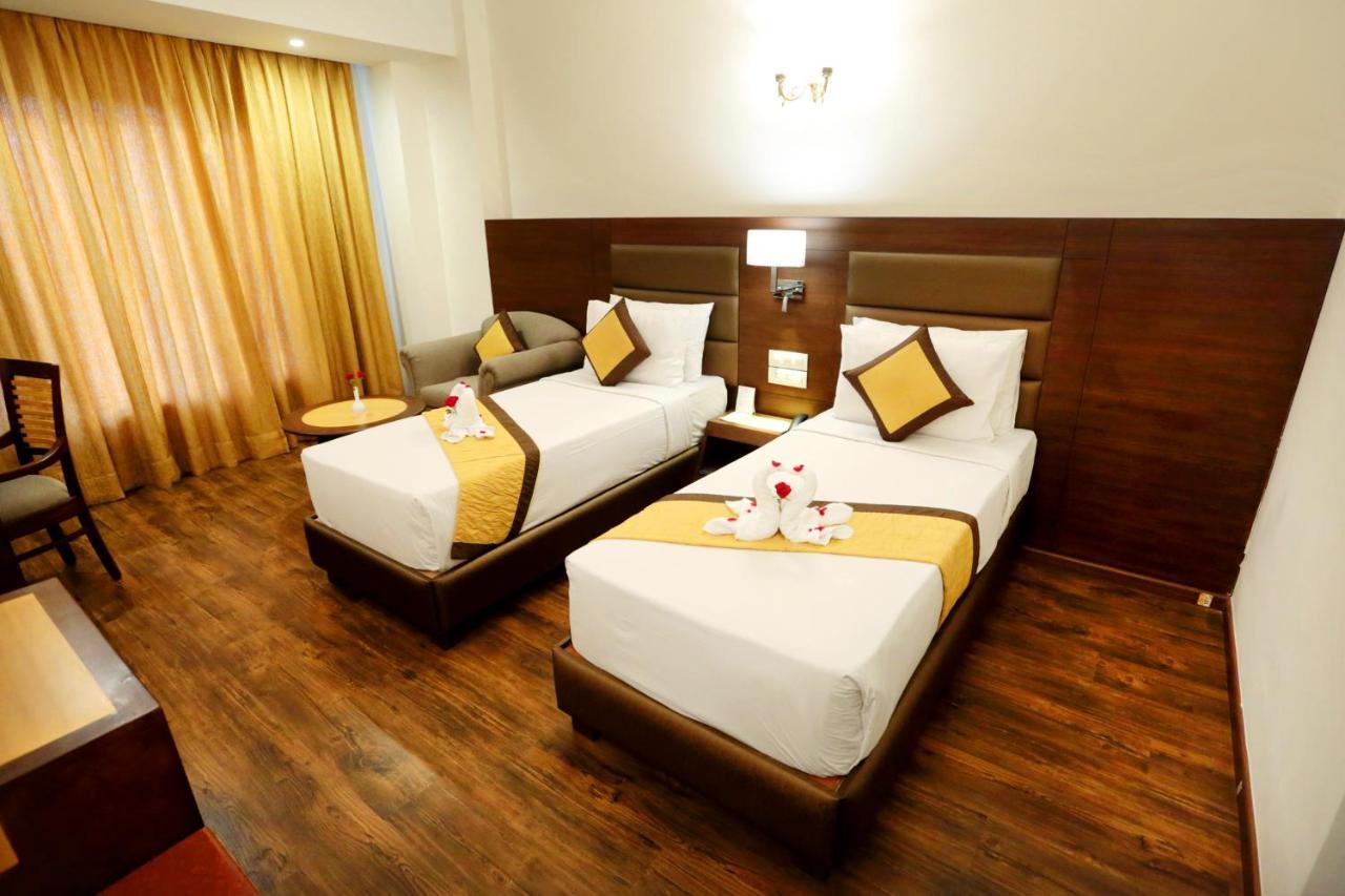 Hotel Meraden Grand Varanasi Exterior foto