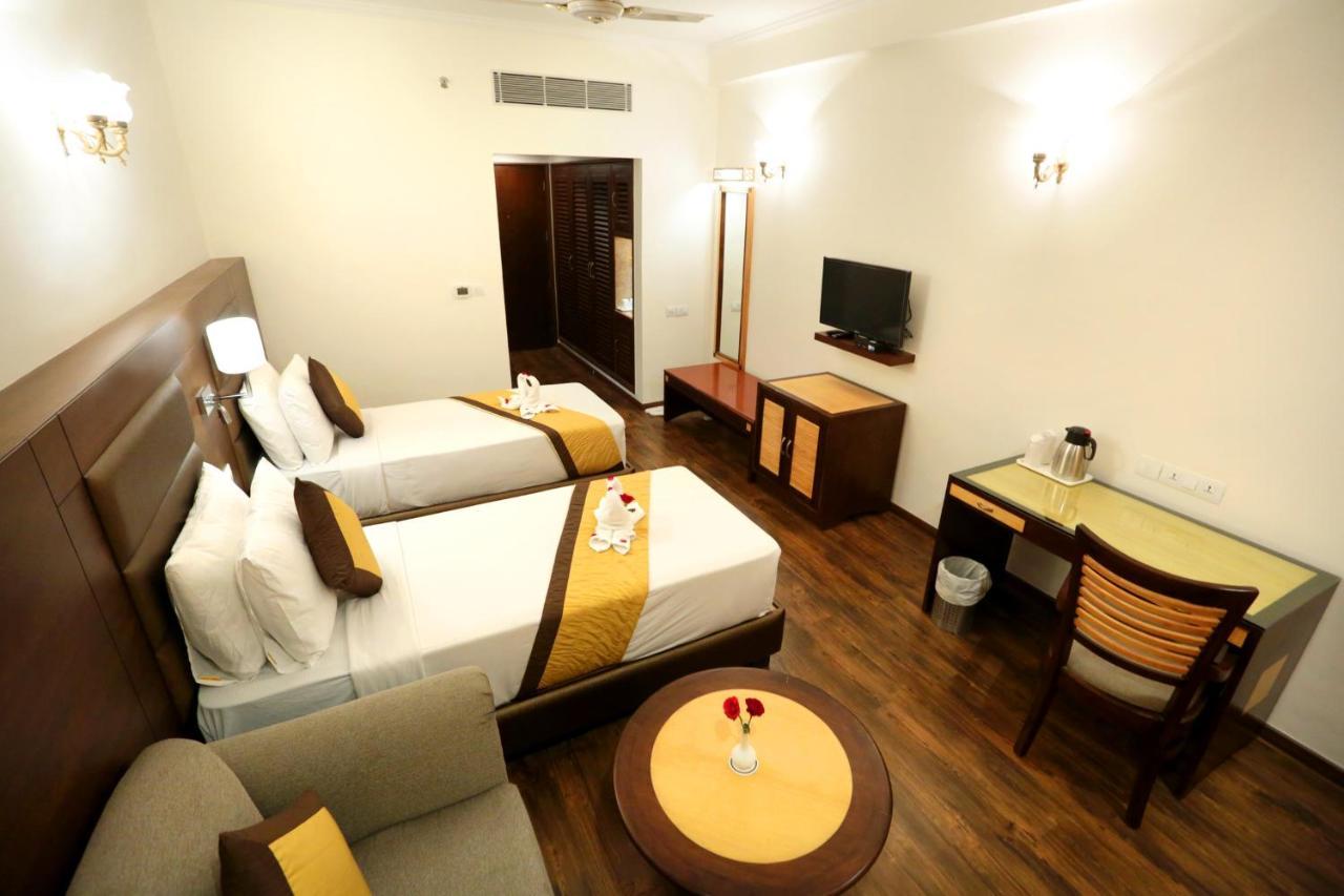 Hotel Meraden Grand Varanasi Exterior foto
