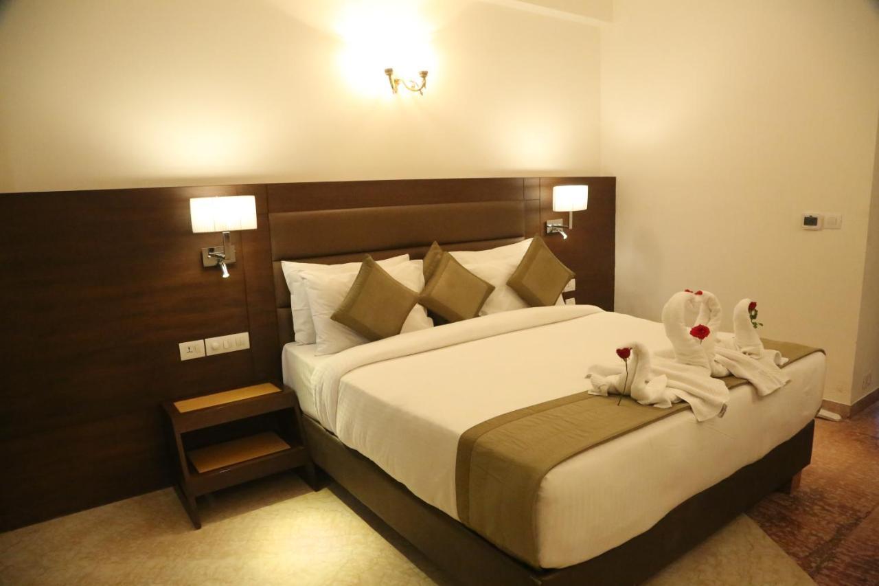 Hotel Meraden Grand Varanasi Exterior foto