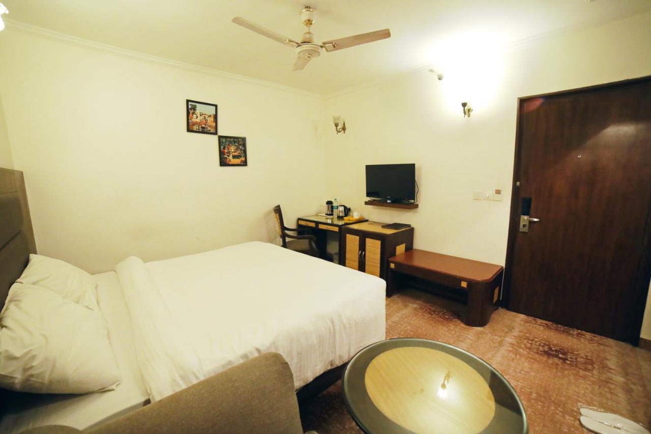 Hotel Meraden Grand Varanasi Exterior foto
