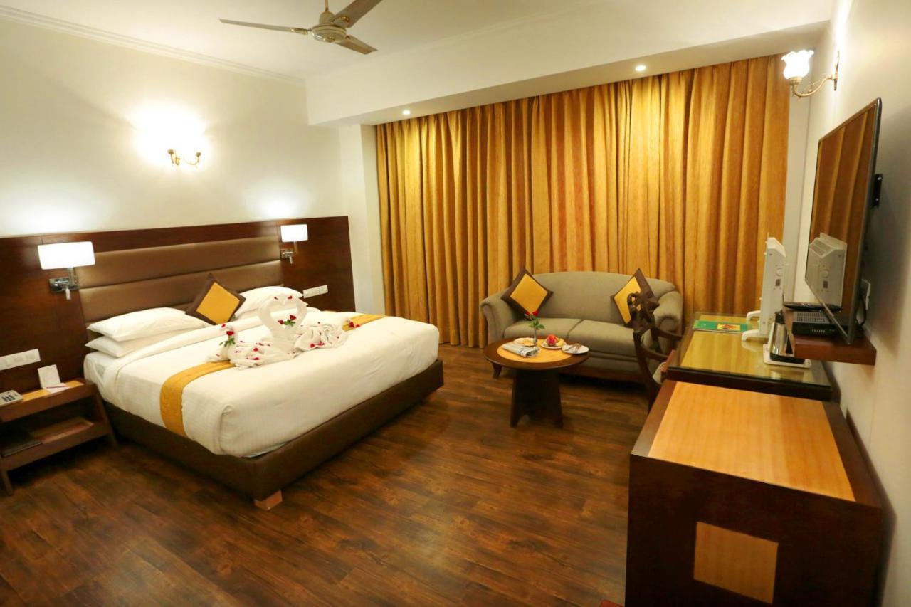 Hotel Meraden Grand Varanasi Exterior foto