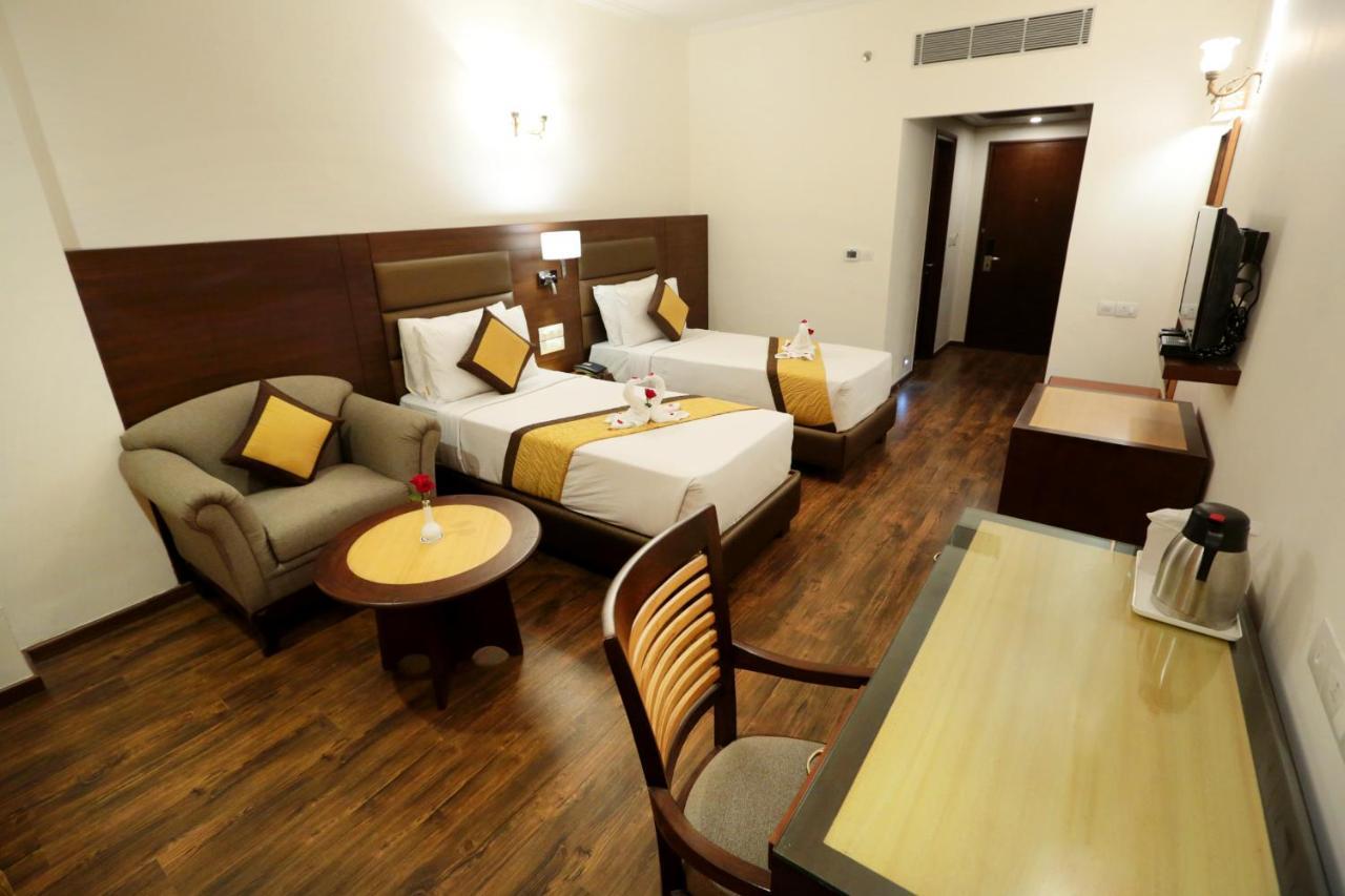 Hotel Meraden Grand Varanasi Exterior foto