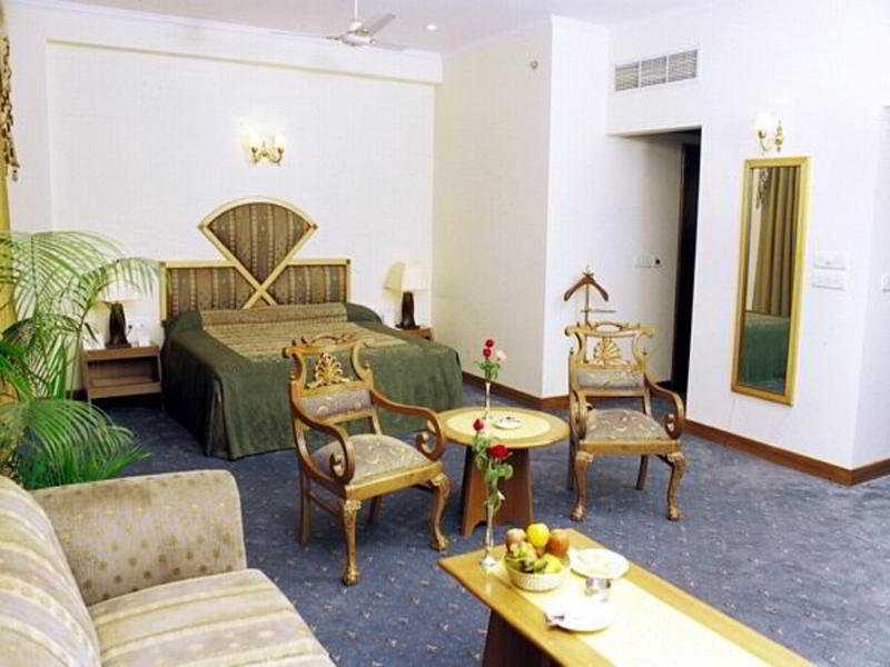 Hotel Meraden Grand Varanasi Exterior foto
