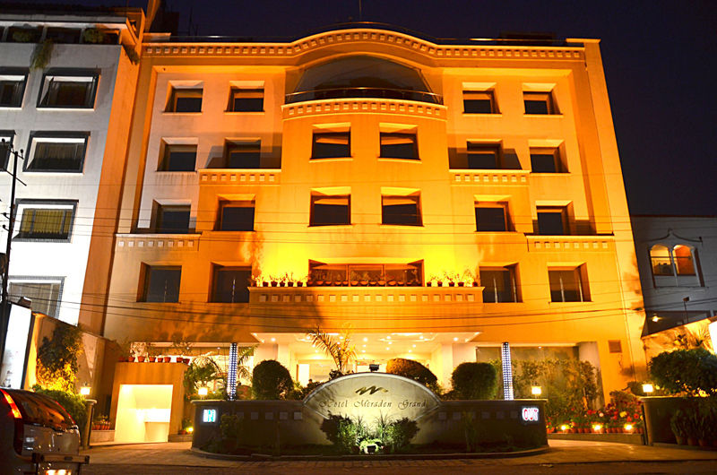 Hotel Meraden Grand Varanasi Exterior foto