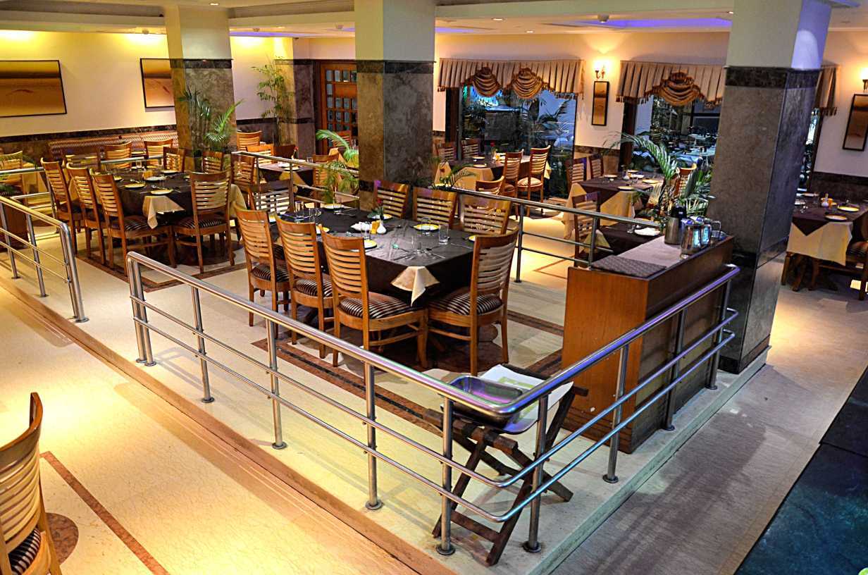 Hotel Meraden Grand Varanasi Exterior foto