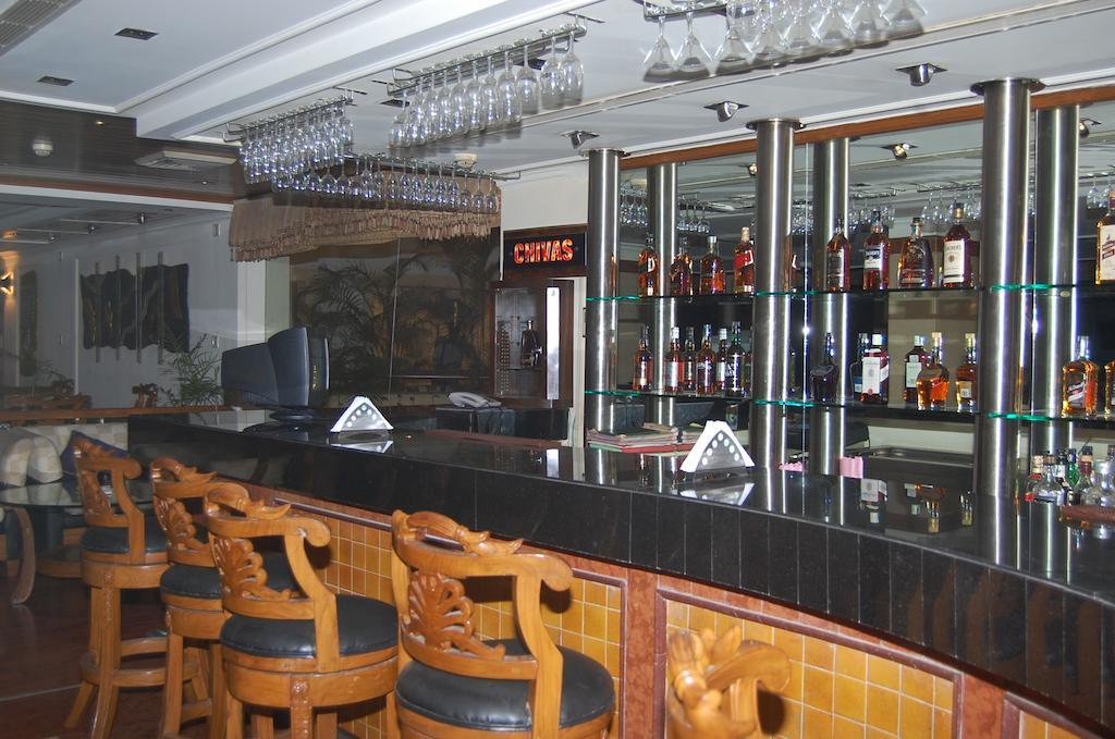 Hotel Meraden Grand Varanasi Exterior foto