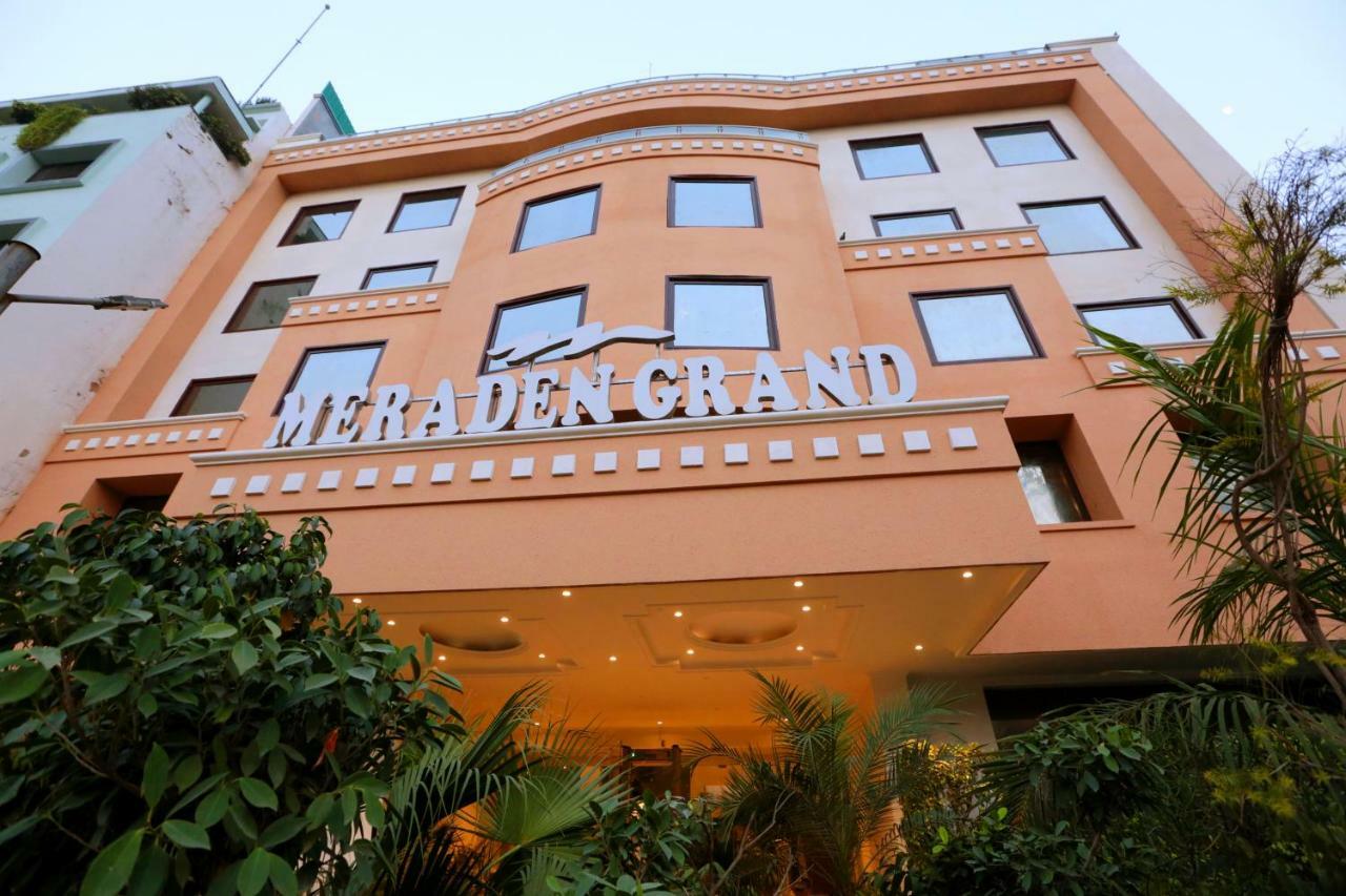 Hotel Meraden Grand Varanasi Exterior foto