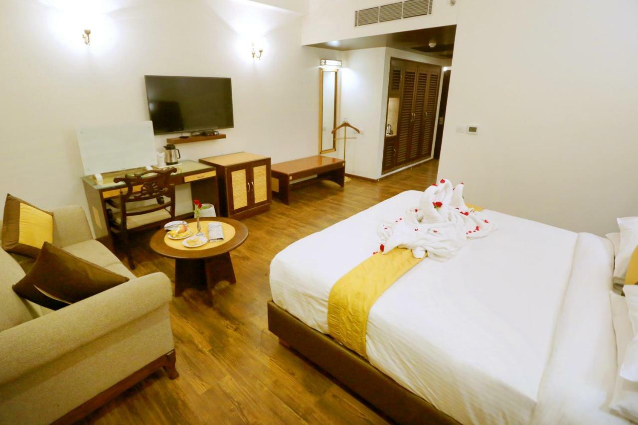 Hotel Meraden Grand Varanasi Exterior foto