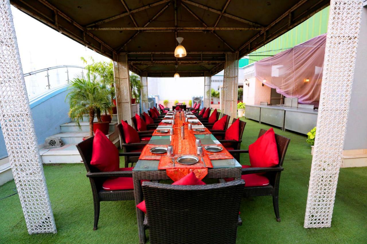 Hotel Meraden Grand Varanasi Exterior foto
