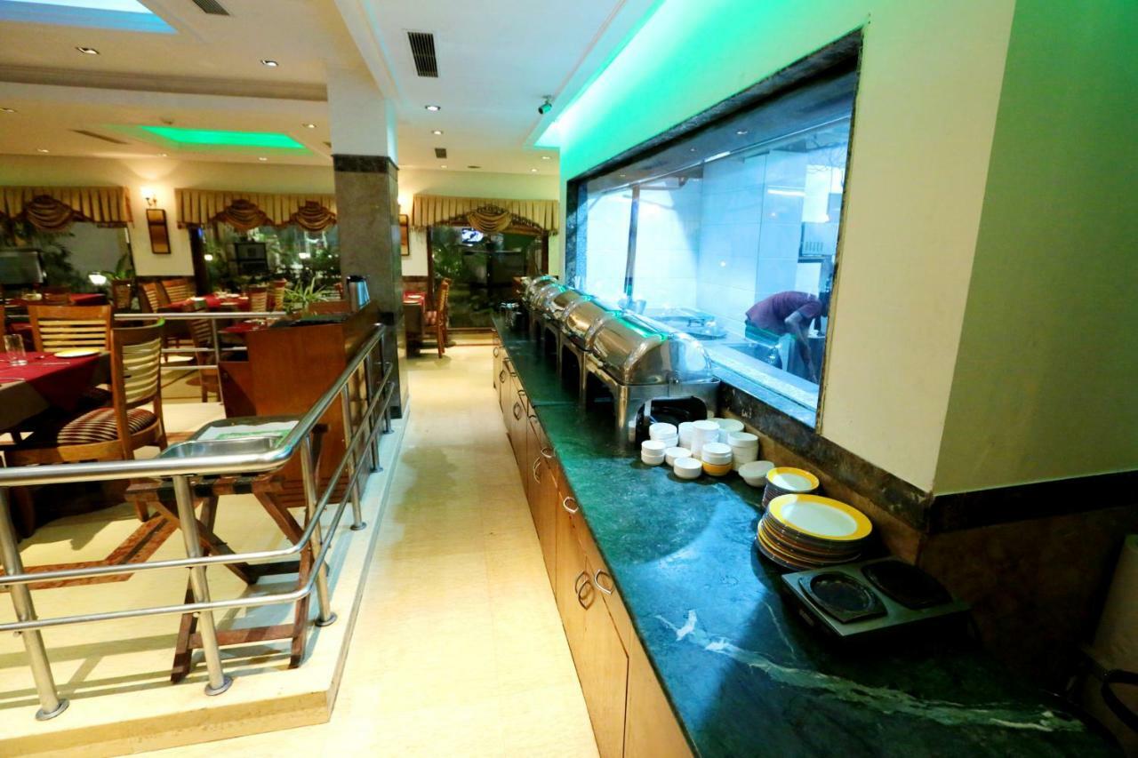 Hotel Meraden Grand Varanasi Exterior foto