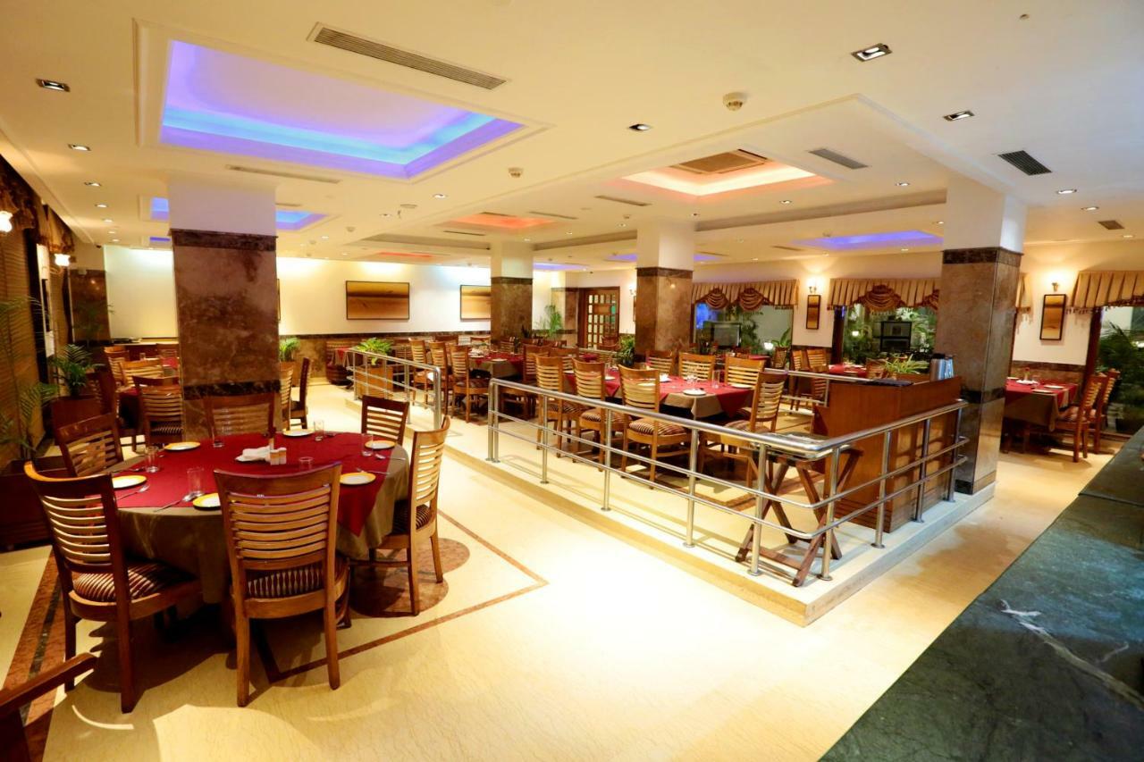 Hotel Meraden Grand Varanasi Exterior foto