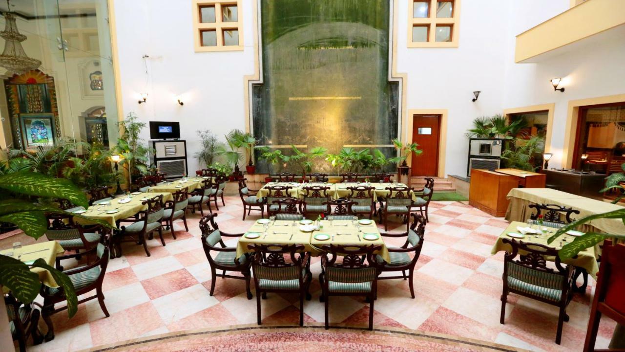 Hotel Meraden Grand Varanasi Exterior foto