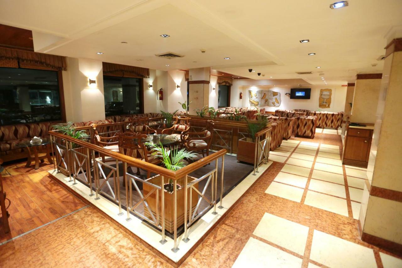 Hotel Meraden Grand Varanasi Exterior foto