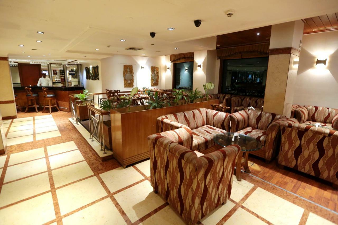 Hotel Meraden Grand Varanasi Exterior foto