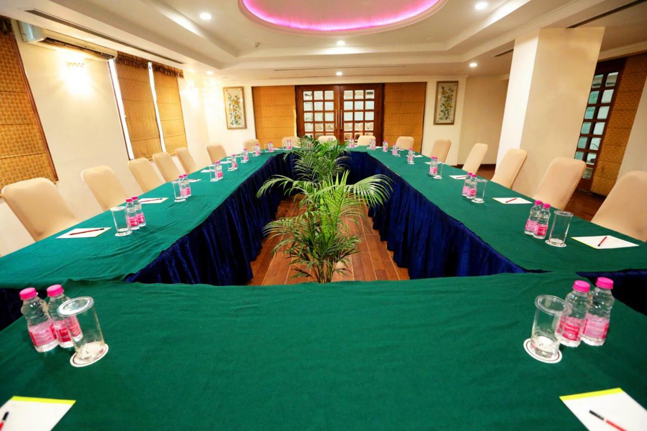 Hotel Meraden Grand Varanasi Exterior foto