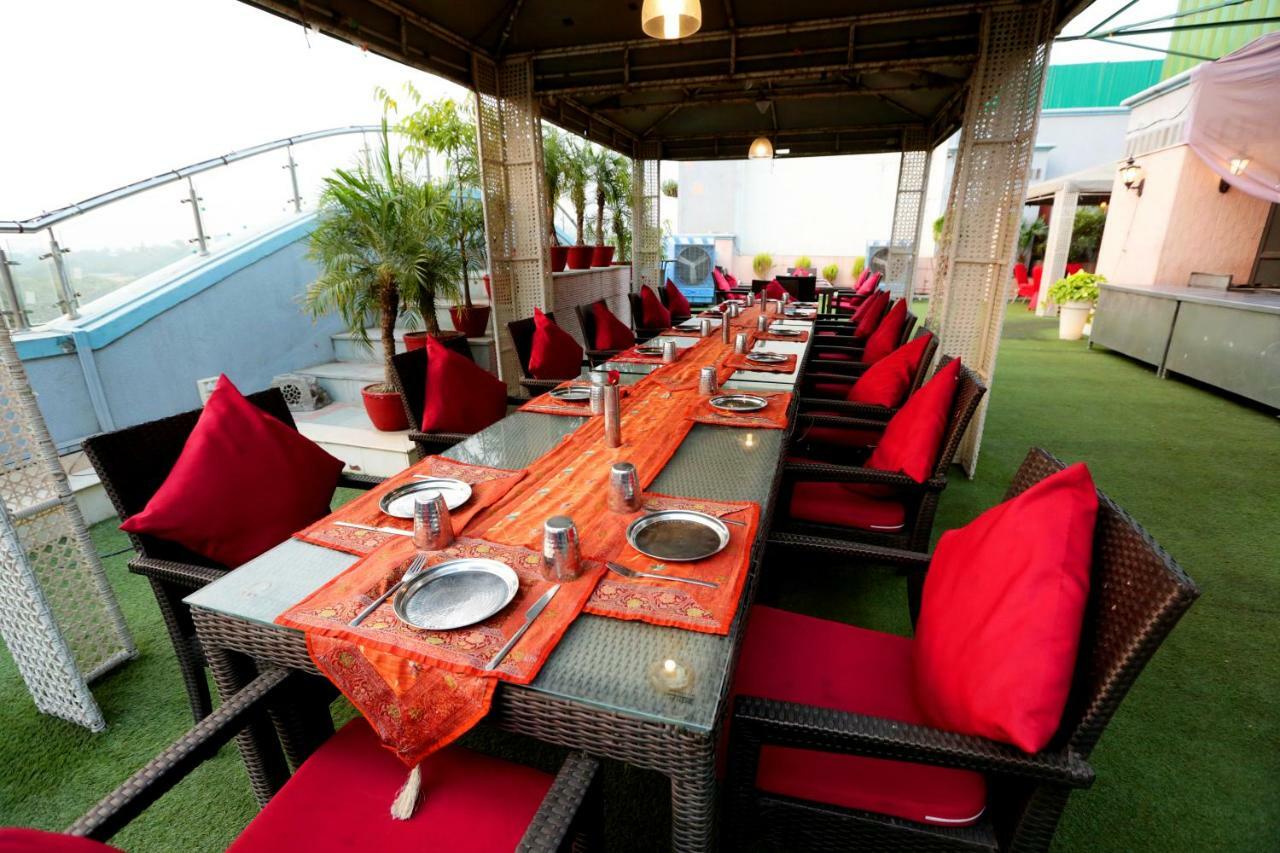 Hotel Meraden Grand Varanasi Exterior foto