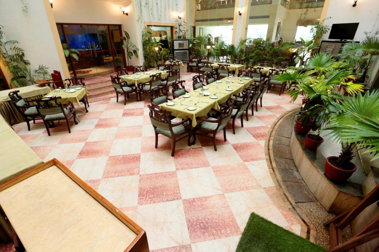 Hotel Meraden Grand Varanasi Exterior foto