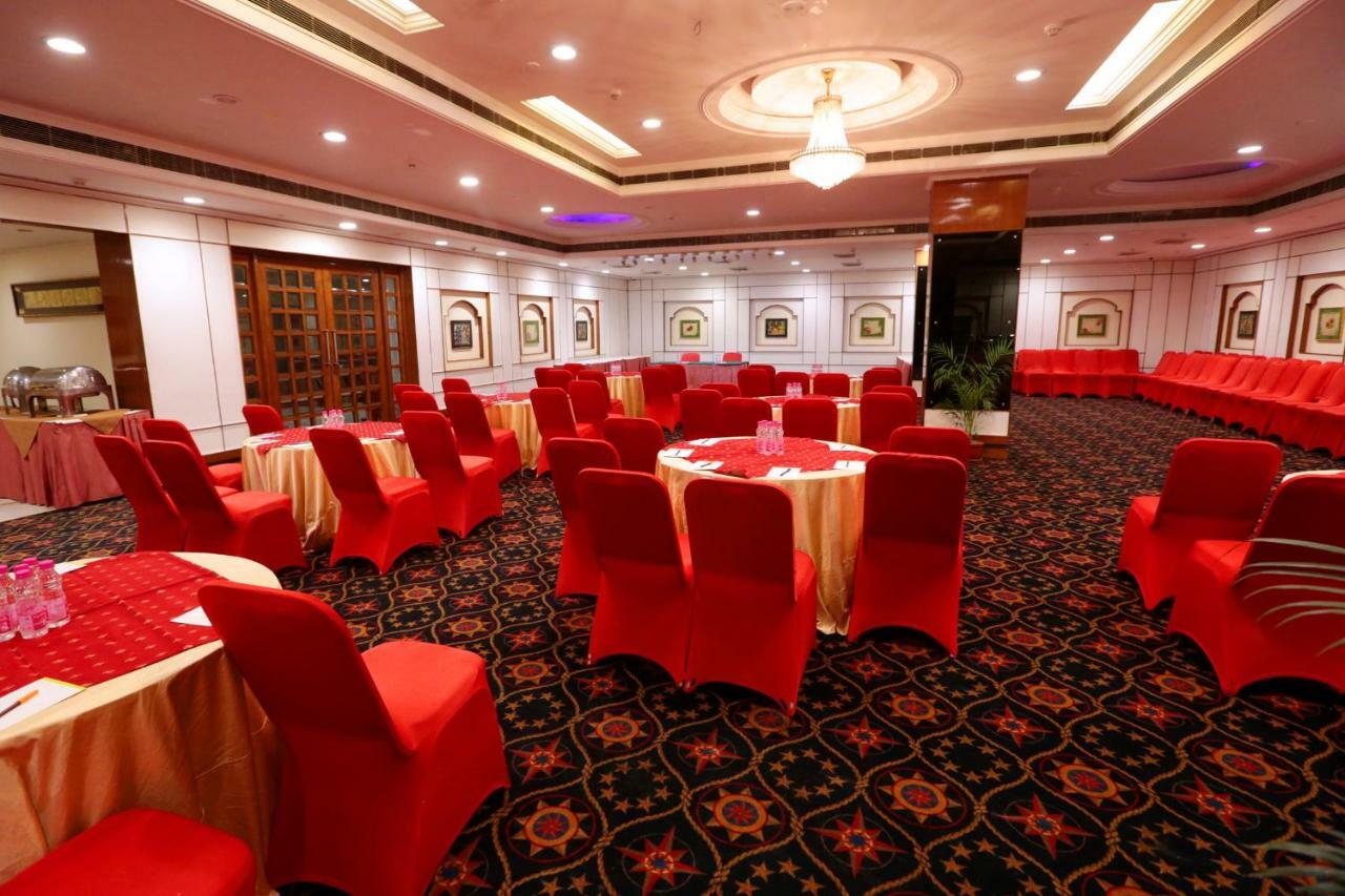 Hotel Meraden Grand Varanasi Exterior foto