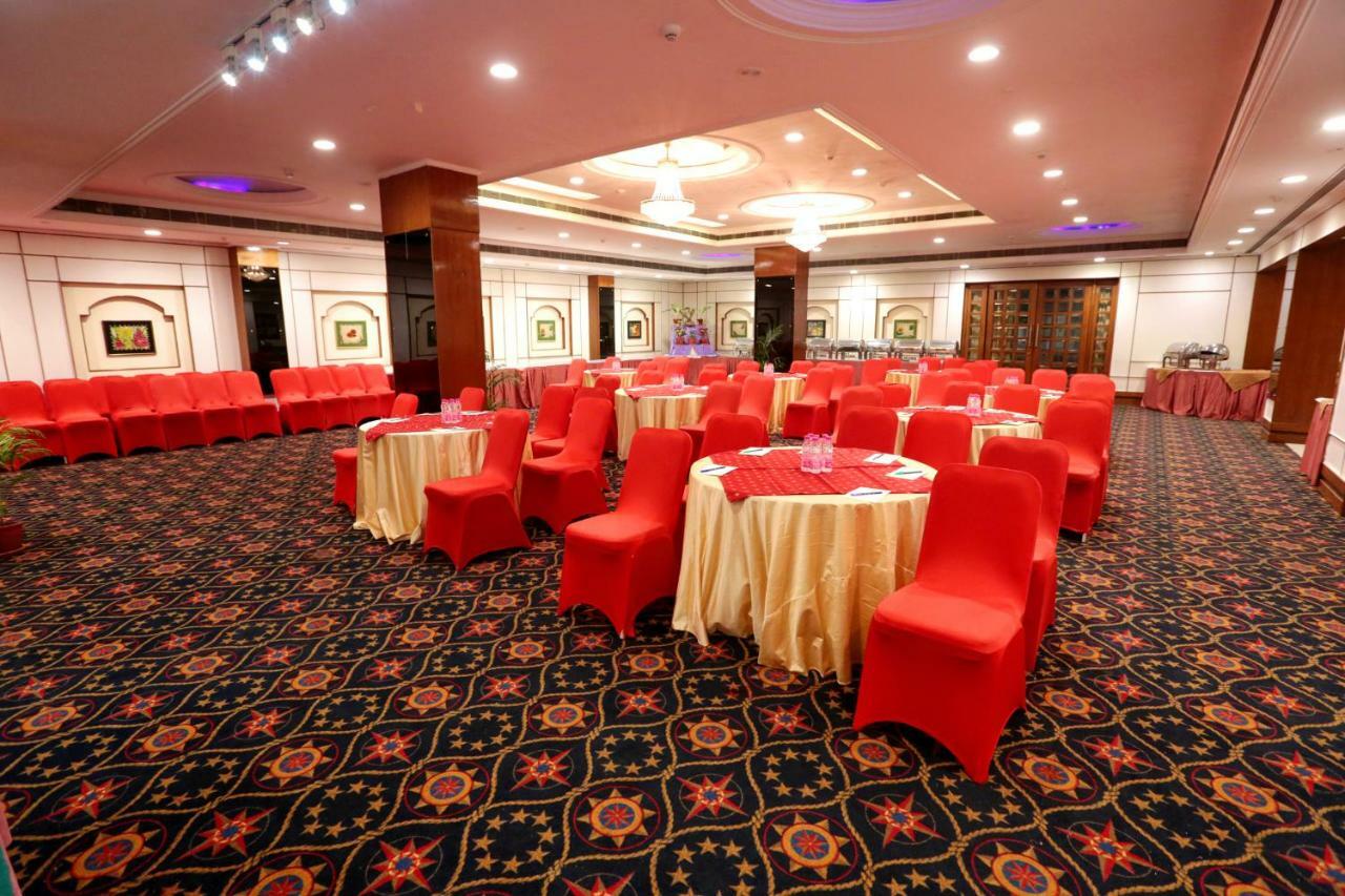 Hotel Meraden Grand Varanasi Exterior foto