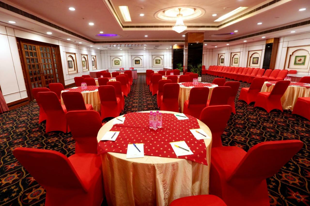 Hotel Meraden Grand Varanasi Exterior foto