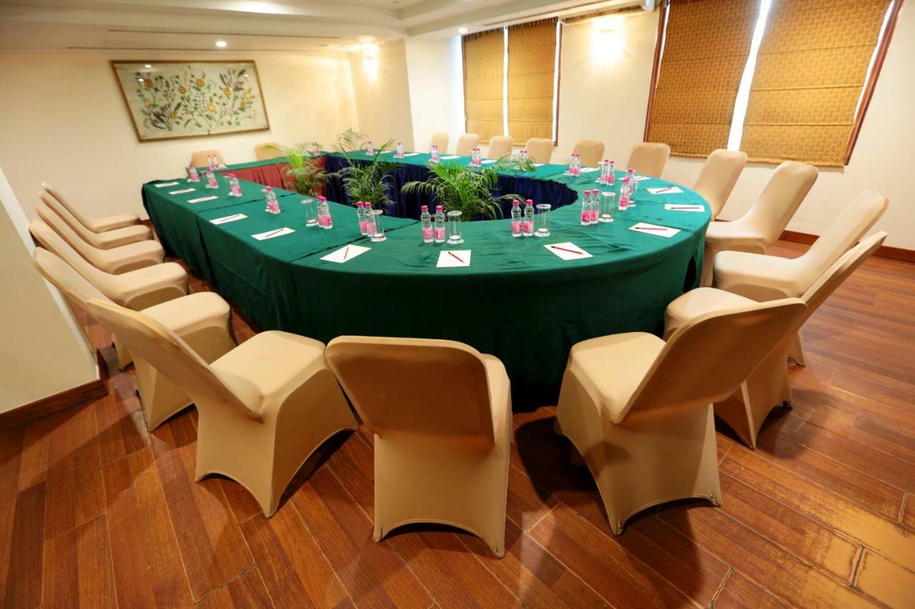 Hotel Meraden Grand Varanasi Exterior foto