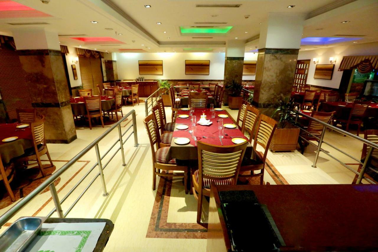 Hotel Meraden Grand Varanasi Exterior foto