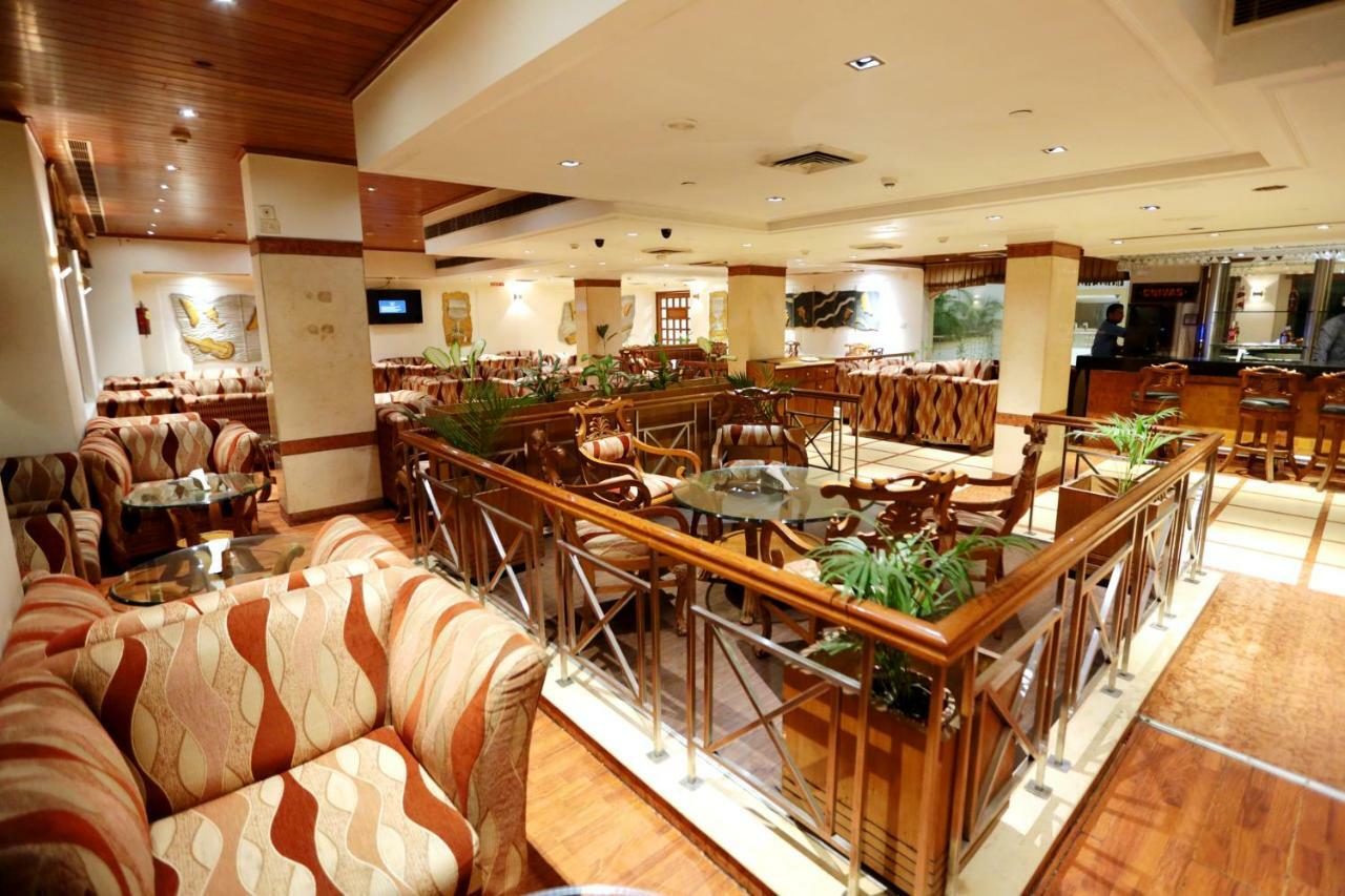 Hotel Meraden Grand Varanasi Exterior foto