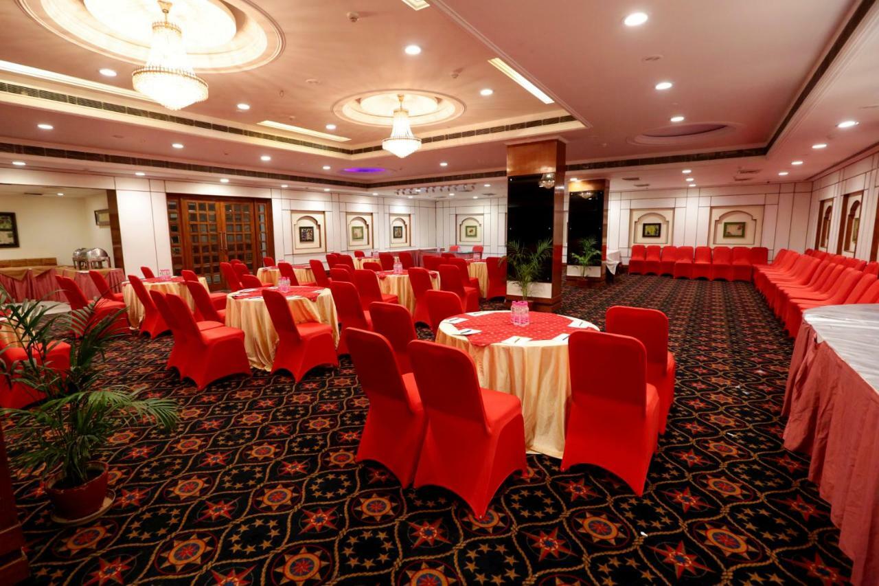 Hotel Meraden Grand Varanasi Exterior foto